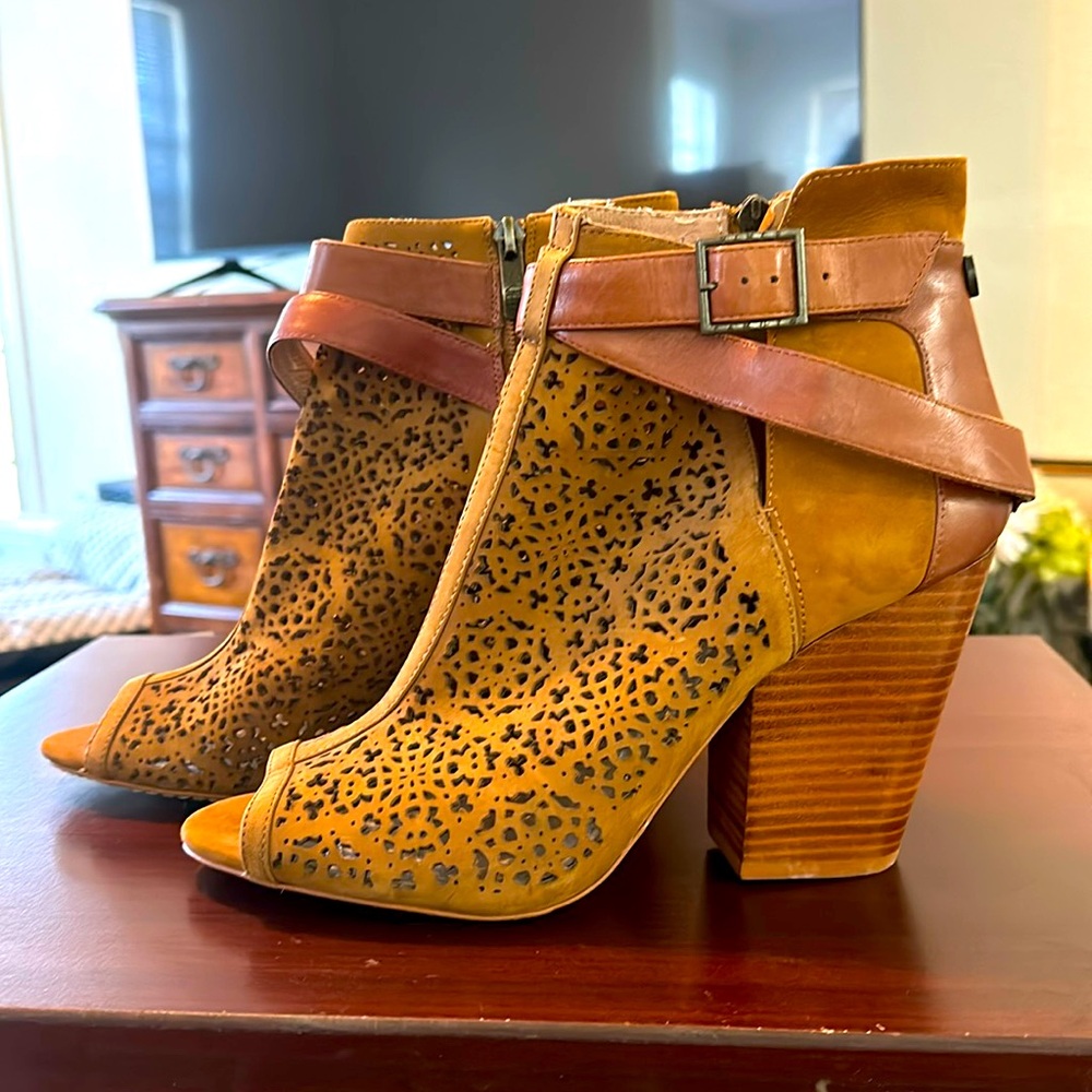 Brand New Vince Camuto Maizy Booties sized 11